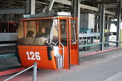Четири от кабинките на симеоновския лифт са спрени